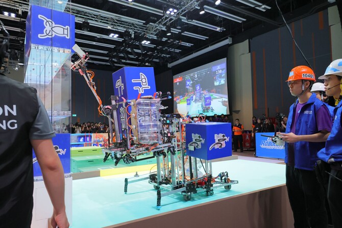 The teams Sapientia and Virtus of the HKU Robocon group 