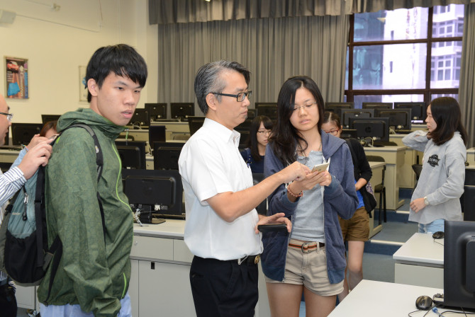 Our admission tutor, Mr. Bill K.P. Chan, meeting our Year 2 students